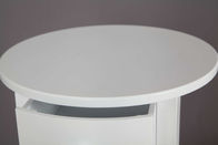 Белизна белого деревянного круглого журнального стола квартиры лоснистая законченная с ящиком