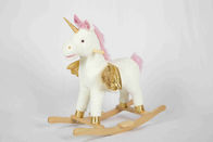Единорог тряся лошади игрушек белого малыша деревянный для высокого места чучела шкафа
